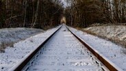 Eine dünne Schneeschicht überzieht die Gleise einer Bahnstrecke. © picture alliance/dpa | Axel Heimken Foto: Axel Heimken