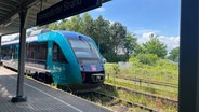 Ein Zug fährt in den Bahnhof in Timmendorfer Strand © NDR Foto: Hauke von Hallern