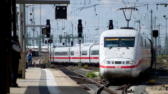 Ein langer ICE der Deutschen Bahn fährt in einen Bahnhof ein. © dpa-Bildfunk Foto: Daniel Reinhardt/dpa-Bildfunk