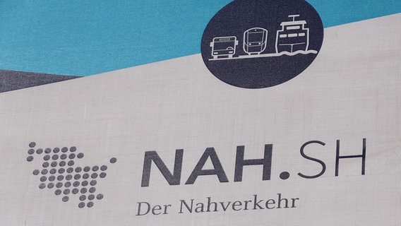 Ein Banner des Regionalverkehrs "NAH.SH". © NDR Foto: Pavel Stoyan