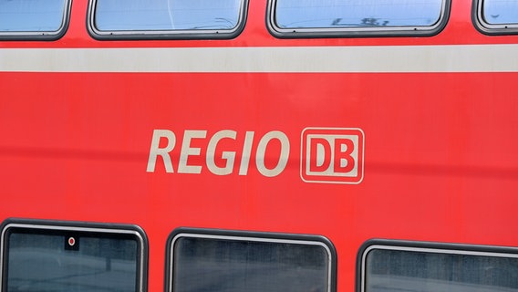 Das Regio Deutsche Bahn Logo mit Schriftzug auf der Seite eines Wagons. © NDR Foto: Pavel Stoyan