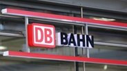 Das Deutsche Bahn Logo am Reisezentrum im Kieler Hauptbahnhof. © NDR Foto: Pavel Stoyan