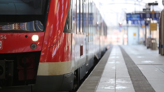 Ein Zug der Regionalbahn steht am Gleis. © NDR Foto: Pavel Stoyan