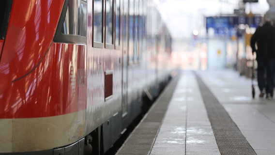 Ein Zug der Regionalbahn steht mit einer Person am Gleis. © NDR Foto: Pavel Stoyan