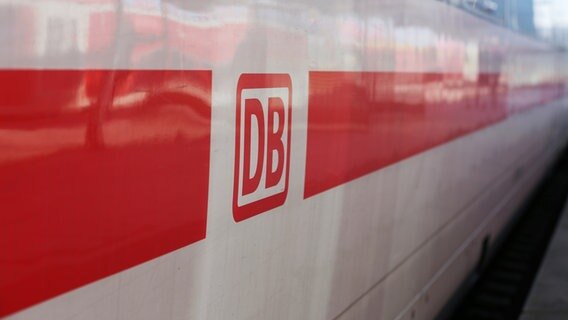 Das Deutsche Bahn Logo auf der Seite eines ICE Wagons. © NDR Foto: Pavel Stoyan