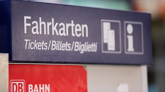 Der Schriftzug Fahrkarten auf einem Fahrkartenautomaten. © NDR Foto: Pavel Stoyan