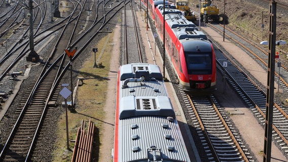Zwei Regionalzüge nebeneinander von Oben © NDR Foto: Pavel Stoyan