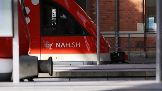 Das Logo des Regionalverkehrs "NAH.SH" auf einem Zug. © NDR Foto: Pavel Stoyan