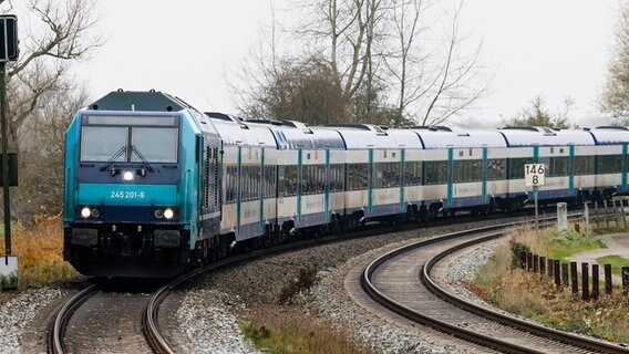 Ein blauer Zug fährt in eine Kurve ein © picture alliance Foto: Frank Molter