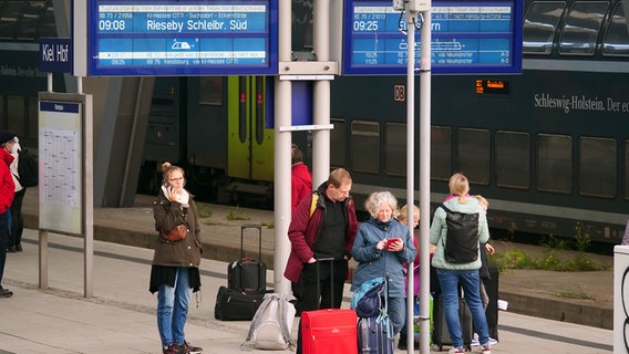 Bahnreisende stehen auf einem Bahnsteig im Kieler Hauptbahnhof nach zahlreichen Zugausfällen in Folge einer Störung bei der Bahn. © Daniel Friederichs 