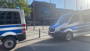 Zwei Einsatzwagen der Polizei stehen vor dem Kieler Hauptbahnhof. © NDR Foto: Andrea Schmidt