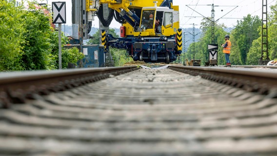 Eine große Baumaschine steht am Ende von Bahngleisen. © Imago Images / Arnulf Hettrich Foto: Arnulf Hettrich