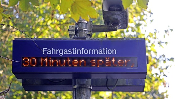 Hinweise für Fahrgäste mit der Bahn. Ein System zur Fahrgastinformation zeigt einen Hinweis auf 30 Minuten Verspätung. © IMAGO / Gottfried Czepluch 