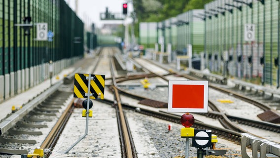 Ein sogenanntes Schutzhalt-Schild steht auf einem neu gebauten Gleis (Themenbild). © Imago Images / photothek Foto: Imago Images / photothek