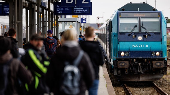 Fahrgäste drängeln sich auf dem Bahnsteig des Bahnhofs Westerland auf Sylt. © picture alliance/dpa Foto: Axel Heimken