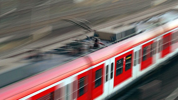 Nahverkehrszug der Deutschen Bahn © picture-alliance 