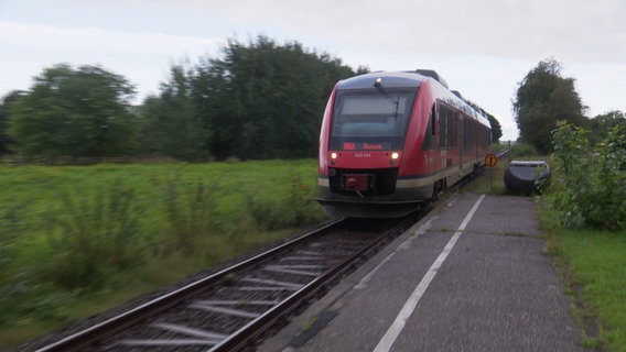 Zug fährt in den Bahnhof. © NDR 