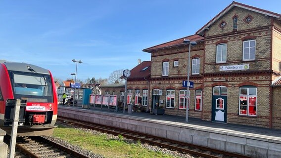 Ein Regionalzug fährt in den Bahnhof von Süderbrarup ein © NDR Foto: Jochen Dominicus