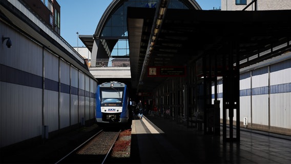Ein Zug der Eisenbahngesellschaft AKN (Altona-Kaltenkirchen-Neumünster) steht im Bahnhof von Kaltenkirchen. © picture alliance/dpa Foto: Christian Charisius