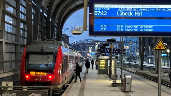 Ein eizelner Zug steht am Bahnsteig im Bahnhof Kiel. © NDR Foto: Tobias Gellert