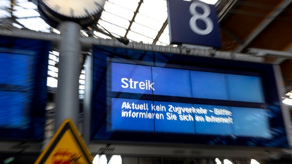 Eine Anzeigetafel am Bahnhof verweist auf einen Streik. © Imago Images Foto: Agentur 54 Grad