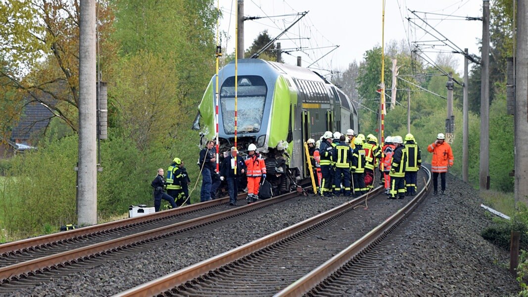 Bei Rendsburg 25 Verletzte nach Unfall an Bahnübergang