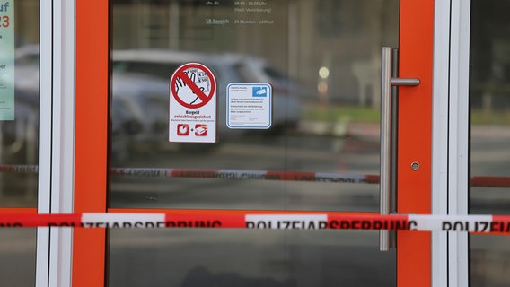Eingangstür einer Bank mit Polizei-Flatterband abgesperrt. © Westküsten-News Foto: Florian Sprenger