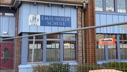 Teile der Emil-Nolde-Grundschule in Bargteheide sind nach einem Feuer mit einem Bauzaun abgesperrt. © NDR Foto: Johannes Tran