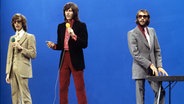 Die britische Popgruppe Bee Gees bei einem Auftritt in den 1970er Jahren. © dpa-Bildfunk Foto: Roland Witschel
