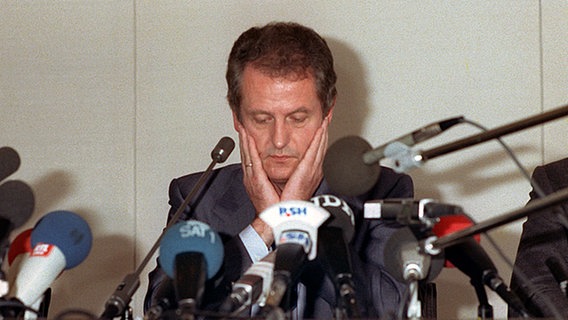 19.09.1987: Bei einer Pressekonferenz in Kiel versichert Ministerpräsident Uwe Barschel bei seinem Ehrenwort, dass er den SPD-Spitzenkandidaten Björn Engholm nicht bespitzeln lassen hat. © Picture-Alliance / dpa 