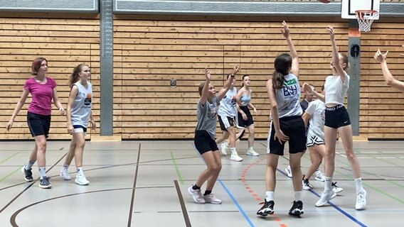 Die U12, U14 und U16-Mädchen der „Itzehoe Eagles“ spielen Basketball. © NDR Foto: Stauss, Christiane