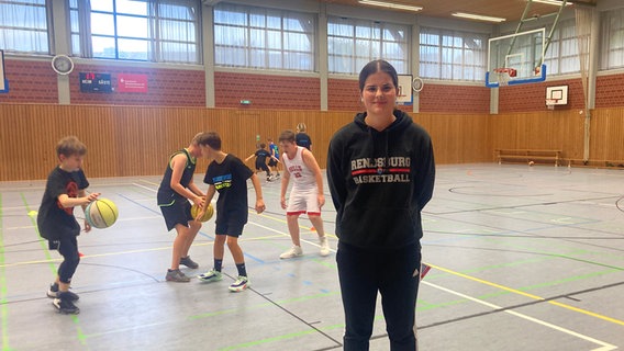 Trainerin Leticia Mandic mit ihrer Mannschaft im Hintergrund. © NDR Foto: Christiane Stauss