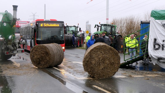 Landwirte blockieren in Brunsbüttel (Kreis Dithmarschen) mehrere Zufahrtsstraßen zum Gewerbegebiet. © Daniel Friedrichs 