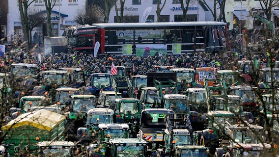 Bauernproteste auf dem Marktplatz in Heide © IMAGO / Fotostand 