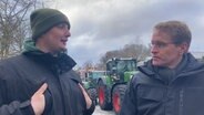 Landwirt Torben Liesenberg im Gespräch mit Ministerpräsident Daniel Günther, CDU. © NDR 
