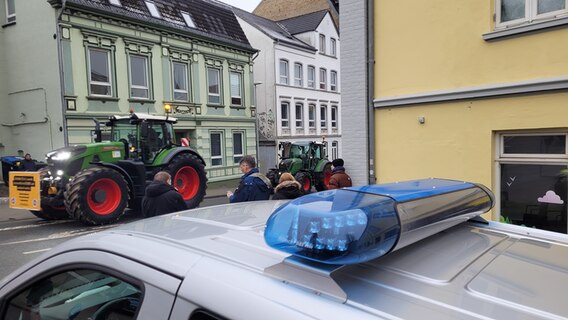Zahlreiche Traktoren fahren unter Aufsicht der Polizei durch die Kieler Straßen. © NDR Foto: Frank Goldenstein