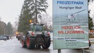 Eine Kolonne von Traktoren fährt auf den Flugplatz Hungriger Wolf © NDR Foto: André Schnoor