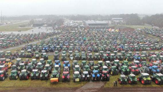 Eine Luftaufnahme zeigt auf dem Flugplatz "hungriger Wolf" versammelte Traktoren und Landmaschinen © Westküstennews Foto: Westküstennews