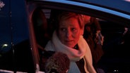 Eine Person sitzt in einem Auto und spricht in ein Mikrofon. © NDR Foto: NDR