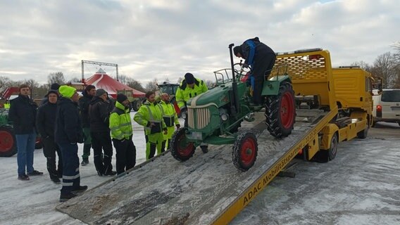 Ein älterer Traktor wird von einem Abschleppwagen verladen. © NDR Foto: Marian Schäfer