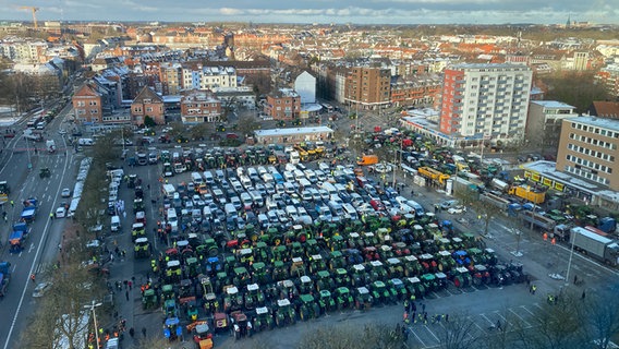 Auf dem Exerzierplatz in Kiel sammeln sich Traktoren und Transportwagen. © NDR Foto: Andre Schnoor