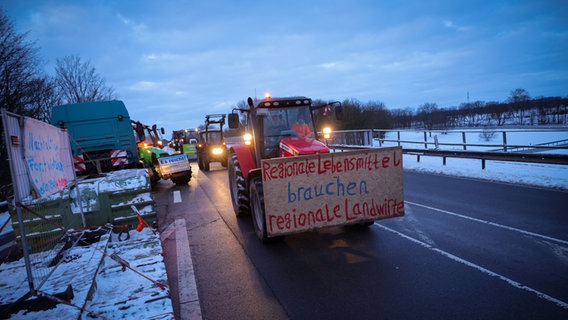 Landwirte blockieren bei Großaspe mit ihren Treckern die Autobahnauffahrten zur Autobahn A7. © dpa Foto: Christian Charisius