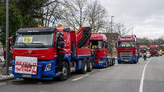 Lkw nehmen an Protestaktion der Bauern gegen die Streichung von Subventionen der Ampelregierung im Agrarbereich teil. © IMAGO / penofoto 