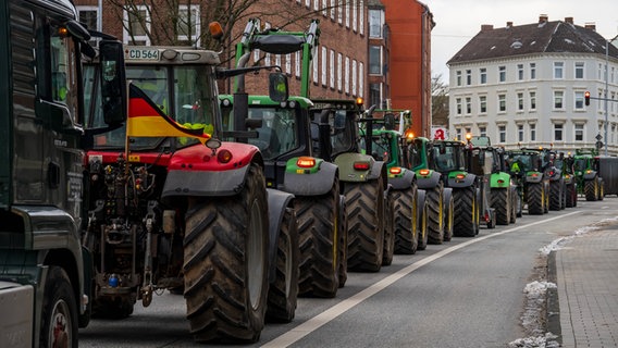 Eine Trecker-Kolonne fährt durch eine Straße in Kiel. © IMAGO / penofoto 