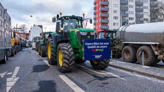 Eine Trecker-Kolonne fährt durch eine Straße in Kiel. © IMAGO / penofoto 