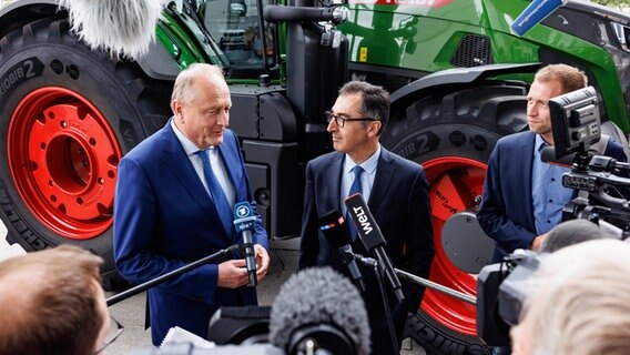 Bundesagrarminister Cem Özdemir (Grüne) und Joachim Rukwied, Präsident des Deutschen Bauernverbands (l), beantworten auf dem Deutschen Bauerntag in Lübeck Fragen von Journalisten. © dpa Foto: Axel Heimken