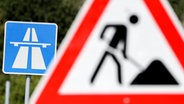 Ein Schild weist auf eine Baustelle auf einer Autobahn hin. © picture alliance/dpa/dpa-Zentralbild Foto: Jan Woitas