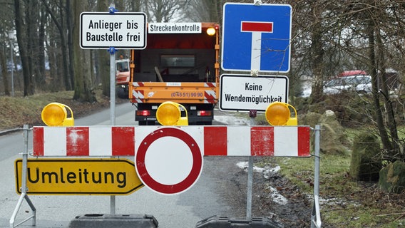 Verkehrsschilder sperren eine Allee, auf der Bauarbeiten stattfinden. © picture alliance / dpa Foto: Markus Scholz
