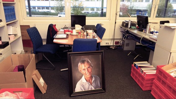 Ein Büro mit gepackten Kartons. Dabei steht ein großes Portrait von Beate Uhse. © NDR Foto: Peer-Axel Kroeske