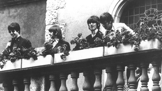Die Beatles posieren auf dem Balkon des Schlosses Tremsbüttel © Schloß Tremsbüttel/Strathmann Foto: Schloß Tremsbüttel/Strathmann